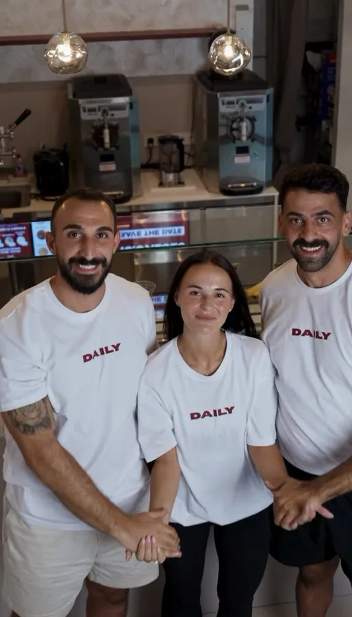 Das DAILY Team bei den Açaí-Maschinen