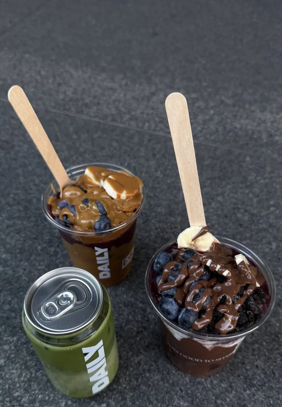 Zwei DAILY Açaí Bowls von oben