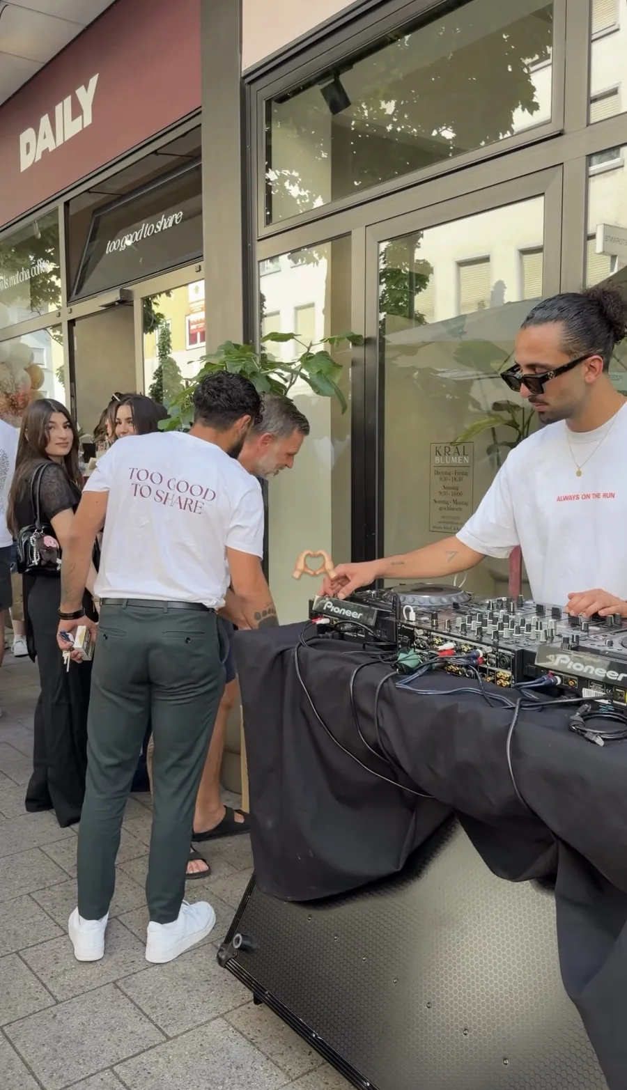 DJ-Set direkt vor dem DAILY Store in Darmstadt