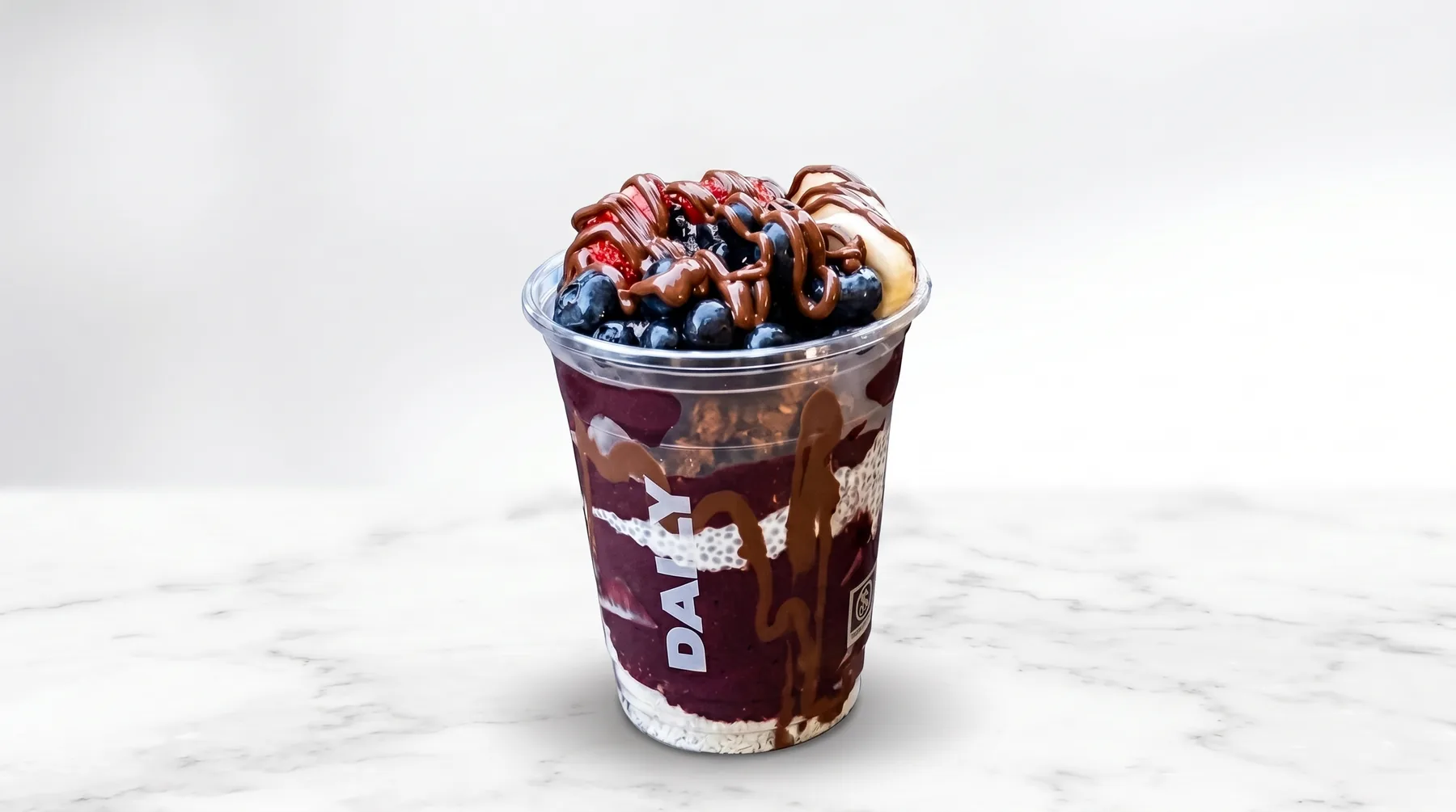 DAILY Açaí Bowl mit Beeren, Banane und Schokolade